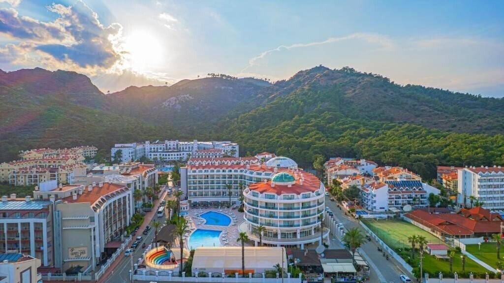 Готель Pineta Park Deluxe Hotel 4*