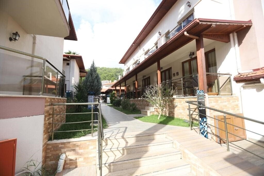 Отель Dolphin Apart & Hotel 3*