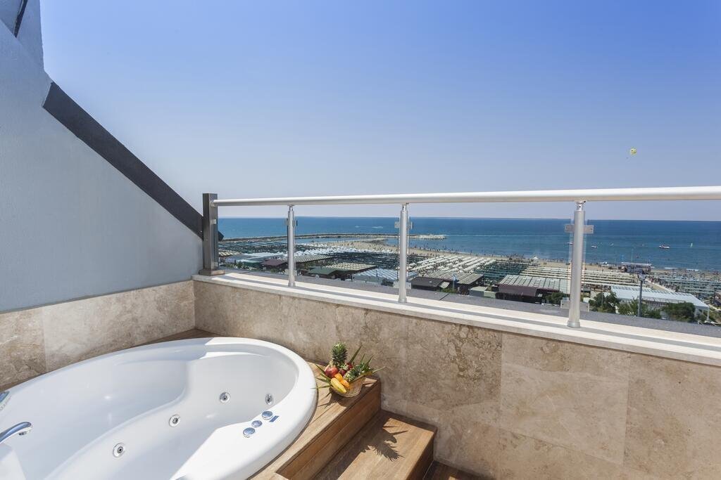 Obraz Commodore Elite Suites & Spa 5*