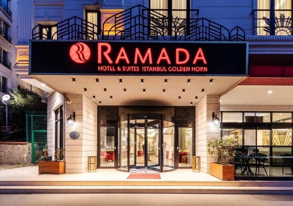 Hotel Ramada by Wyndham Istanbul Golden Horn 4*