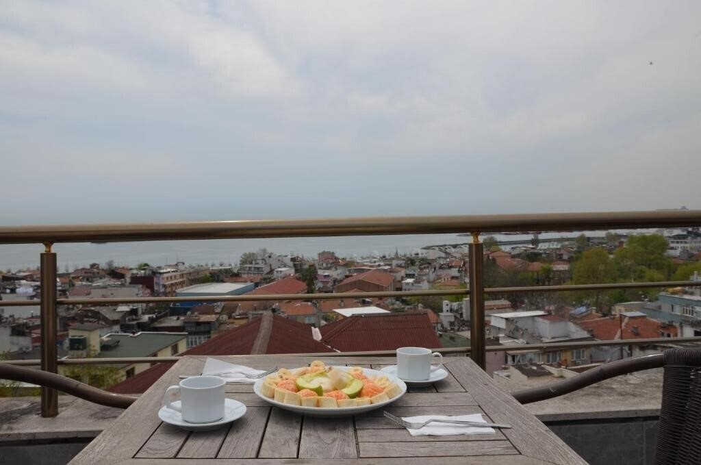 Готель The Reina Hotel 3*