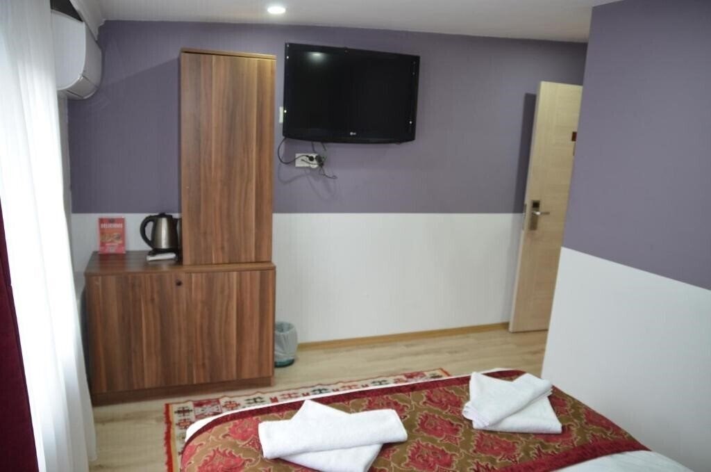 Фото The Reina Hotel 3*