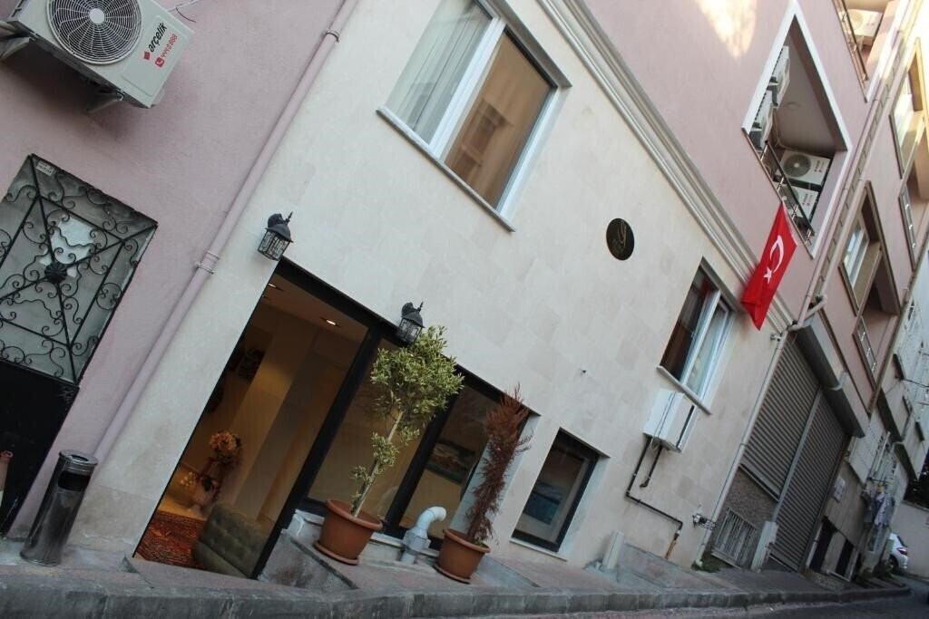 Фотографія The Reina Hotel 3*