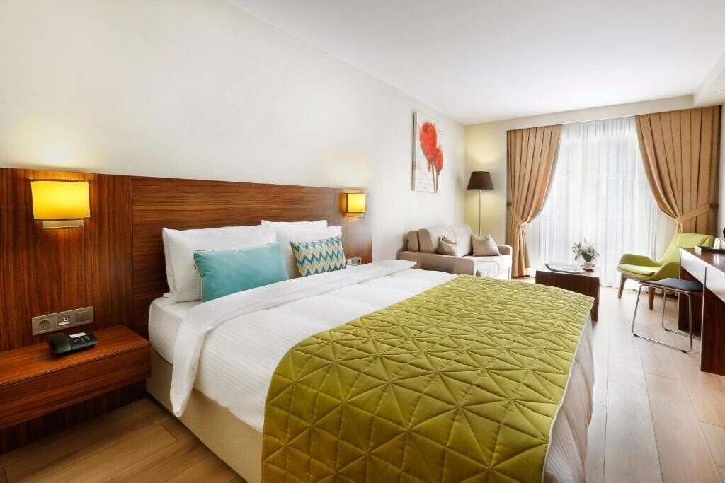 Готель The White Orient Hotel 4*