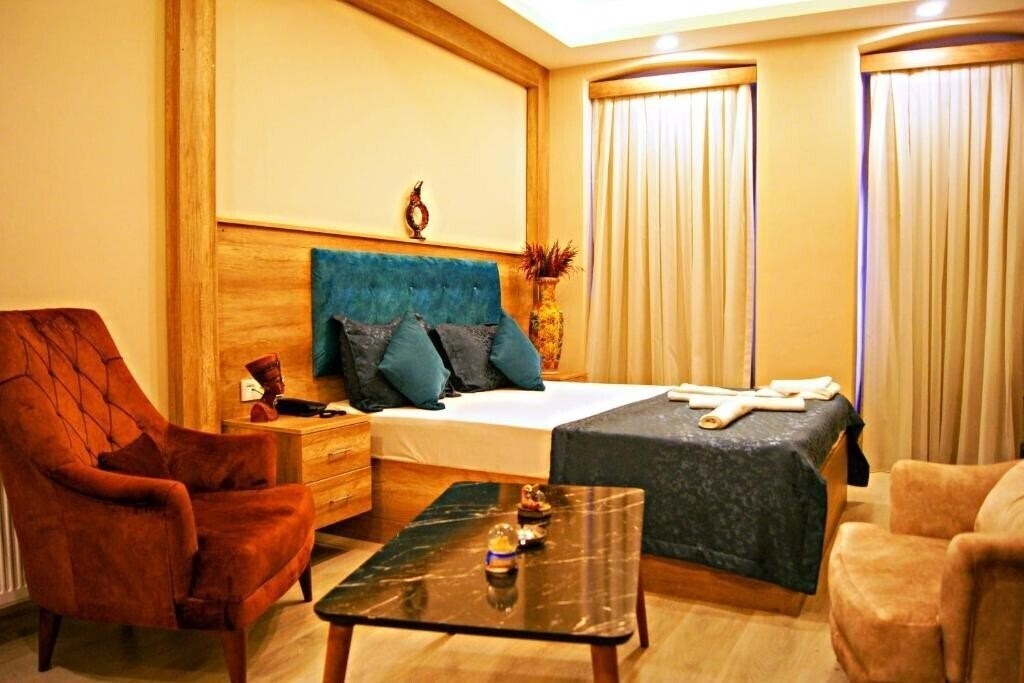 Готель Destinia Pera Suites 4*