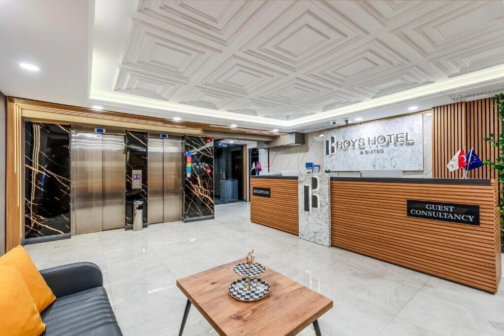 Zdjęcie Roys Hotel & Suites 4*