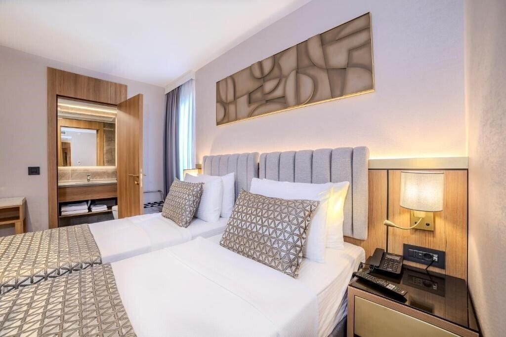 Hotel Lions Royal Hotel 4*