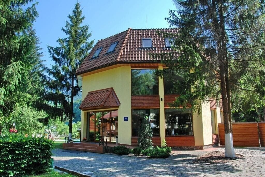 Hotel Карпатия 3*