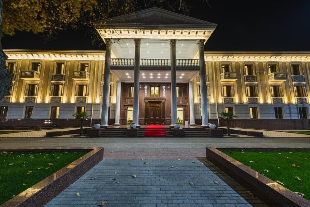 Готель Zarafshon Parkside 4*