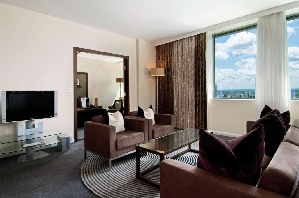 Фото Hilton London Canary Wharf 4*