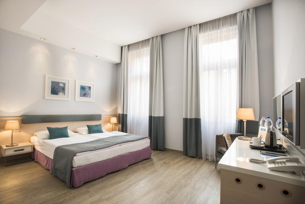 Hotel Atrium Fashion 4*