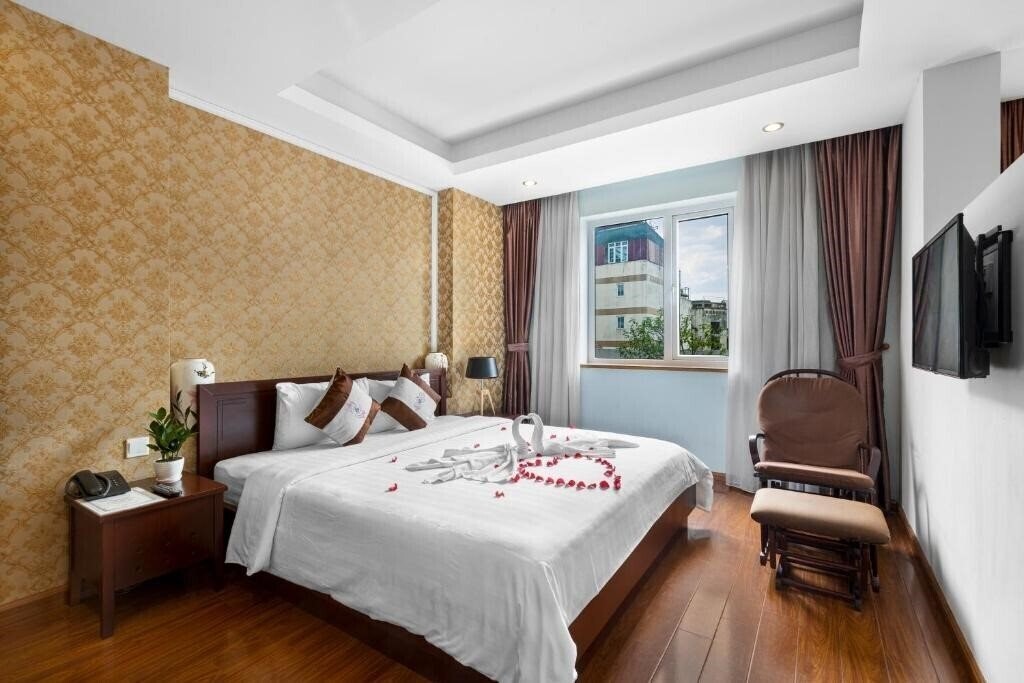 Zdjęcie First Eden 2*