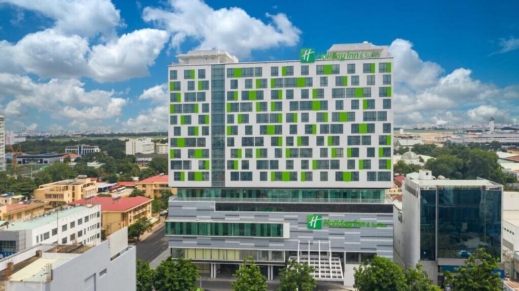 Готель Holiday Inn & Suite Saigon Airport 5*