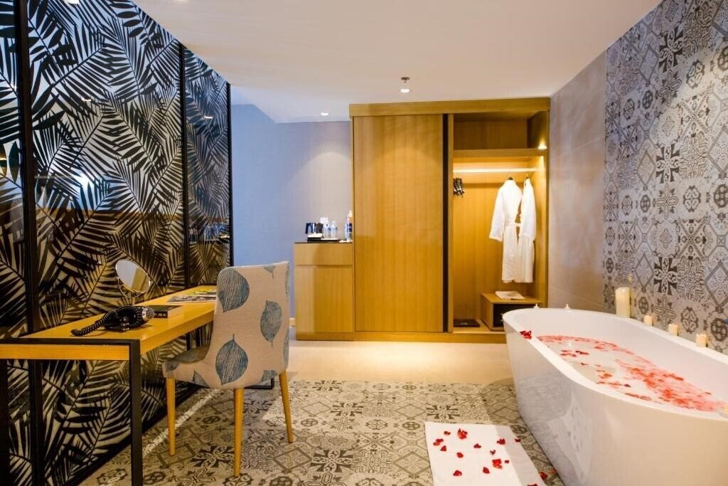Фото Quinter Central Nha Trang Hotel 5*