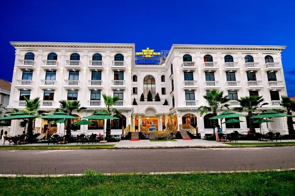 Hotel Crown Nguyen Hoang Hotel 3*