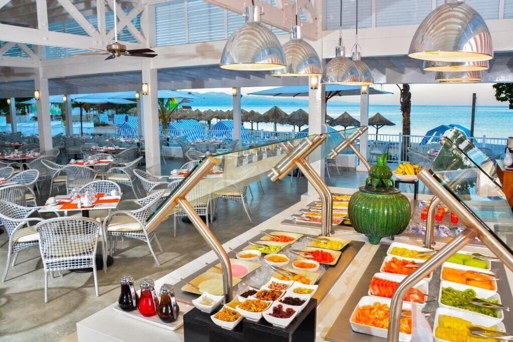 Фото Grand Decameron Cornwall Beach, A Trademark All Inclusive 4*