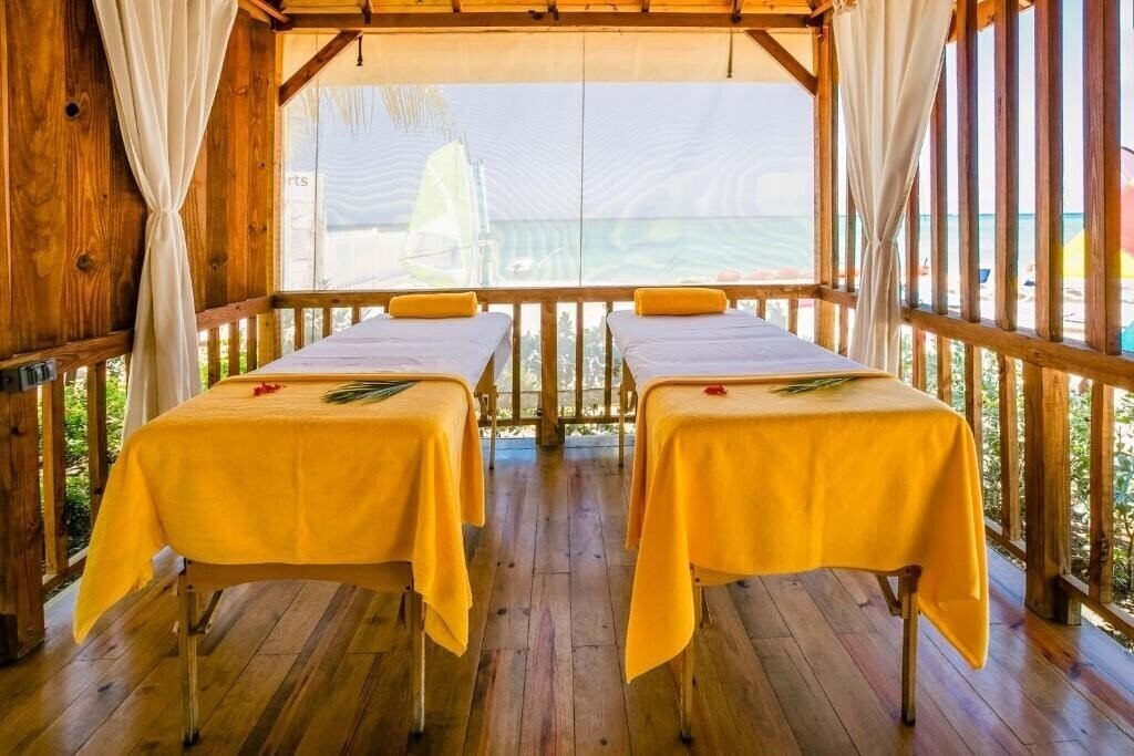 Фотографія Grand Decameron Cornwall Beach, A Trademark All Inclusive 4*