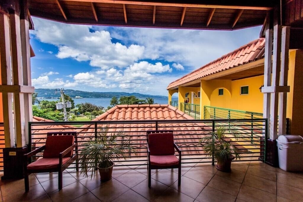 Отель Altamont West Hotel 3*